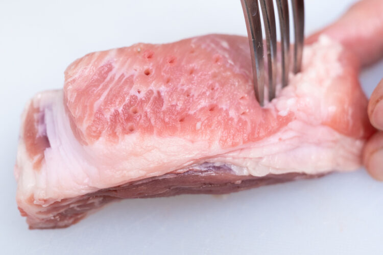 5mm程度の穴を肉の表面にまんべんなく開ける